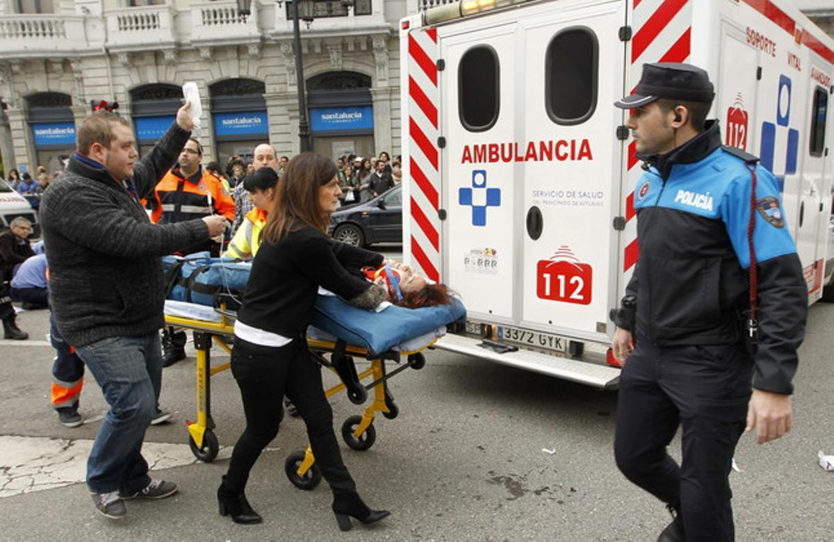 Efectius dels serveis mèdics atenen un dels 7 ferits en l’atropellament múltiple al centre d’Oviedo, aquest dimecres.