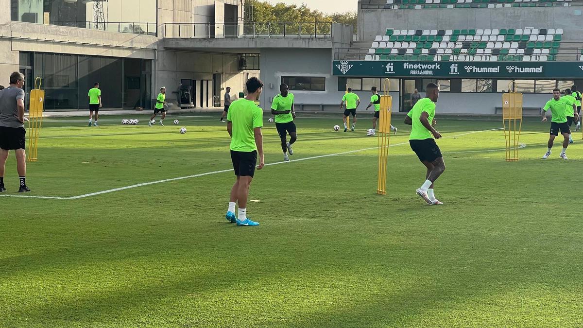 Primer entrenamiento del Real Betis sin Nabil Fekir