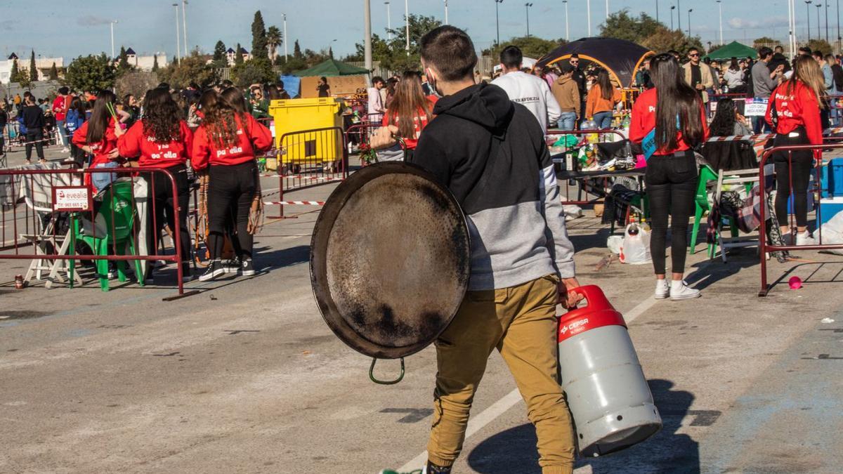 Los asistentes elaboran arroces variados, al fuego de leña o de butano