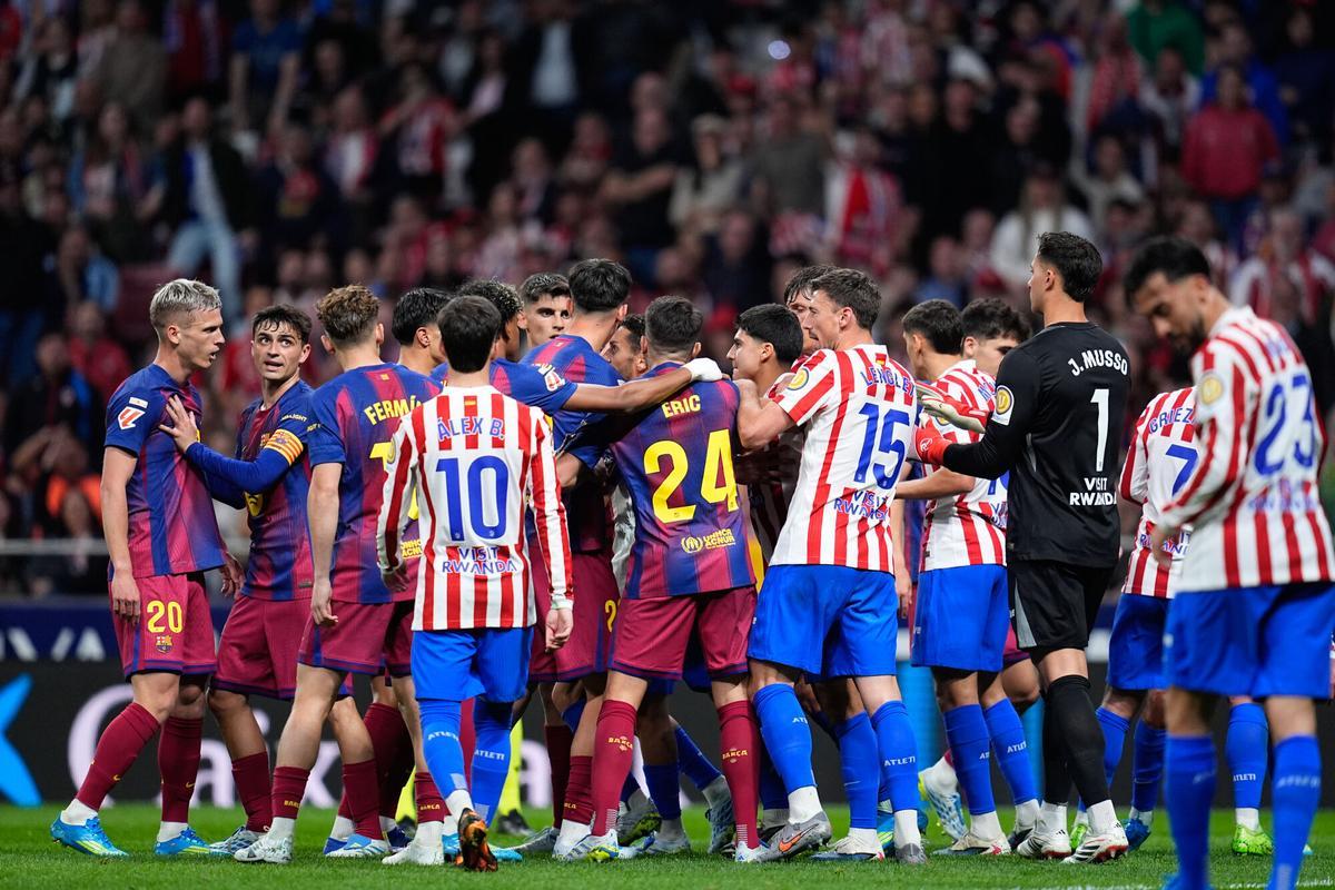 Un tumulto en el Atlético-Barça disputado en el Metropolitano el sábado en la Liga.