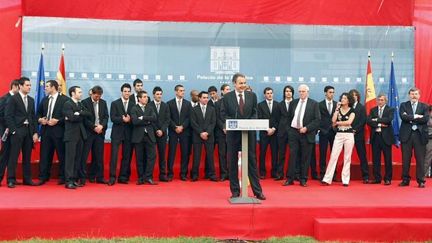 El presidente del Gobierno, José Luis Rodríguez Zapatero (c), que recibió hoy el Palacio de La Moncloa a los jugadores de la selección española de fútbol, campeones de de Europa de selecciones 2008, encabezados por el técnico, Luis Aragonés, durante su intervención en el acto.