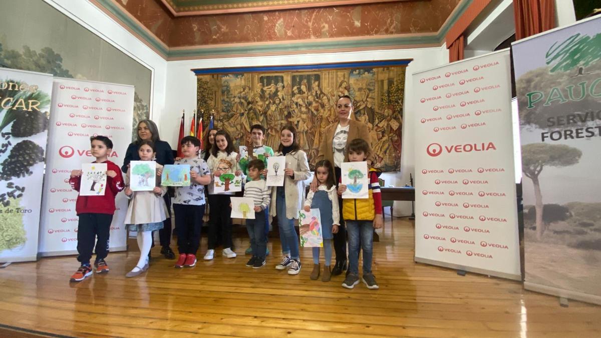 Los niños premiados por sus dibujos posan en una foto en el Ayuntamiento