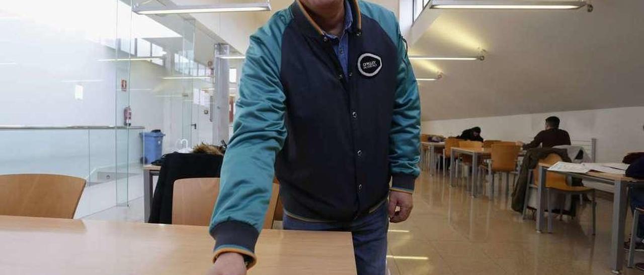 Alfredo Fernández deja un polvorón en una de las mesas de la biblioteca del Centro de Estudios Universitarios.