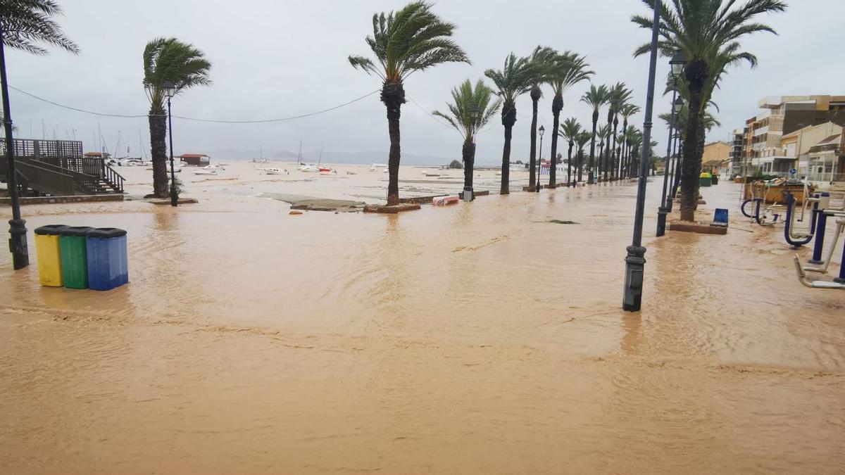 La DANA de 2019 engulló el paseo marítimo de Los Alcázares tras las lluvias torrenciales.