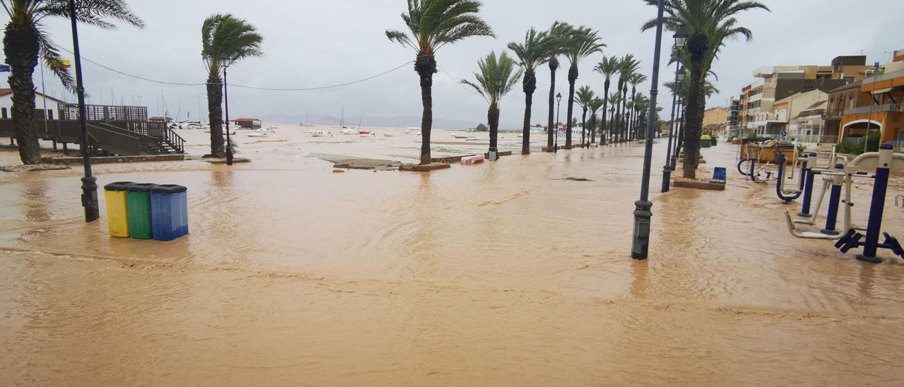 La DANA de 2019 engulló el paseo
marítimo de Los Alcázares tras las
lluvias torrenciales.  J.C.