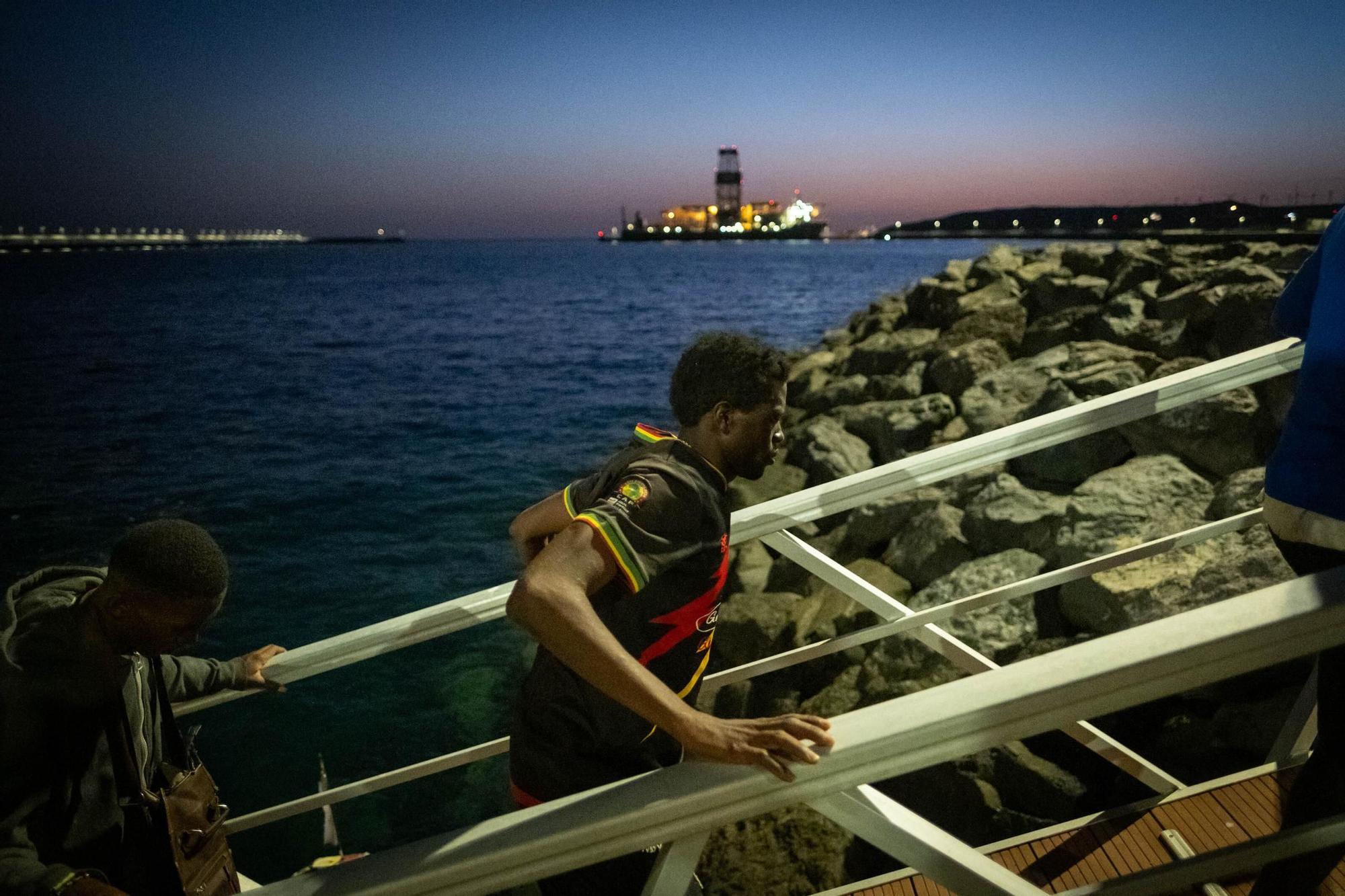 Llegada de un cayuco al Puerto de Granadilla