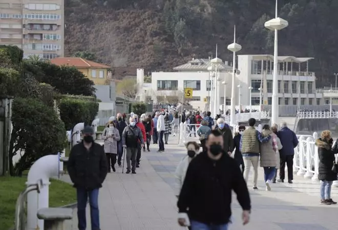 Baños de mar y de sol en Xagó pese a las bajas temperaturas