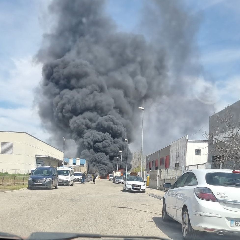 Espectacular incendi al pati d'una empresa del polígon de les Preses