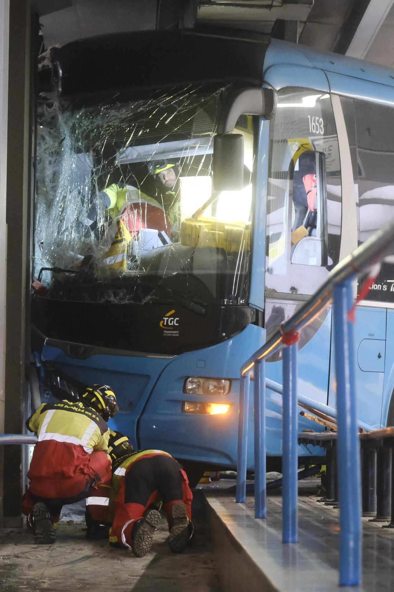 El accidente de la guagua que se estrelló contra una pared en San Telmo, en imágenes