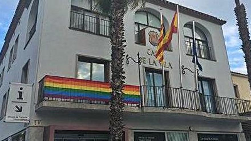 La bandera LGBTI a la façana de l&#039;ajuntament de Platja d&#039;Aro.