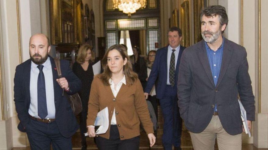 José Manuel Lage, Inés Rey y Juan Díaz Villoslada, a su entrada en el salón de plenos.