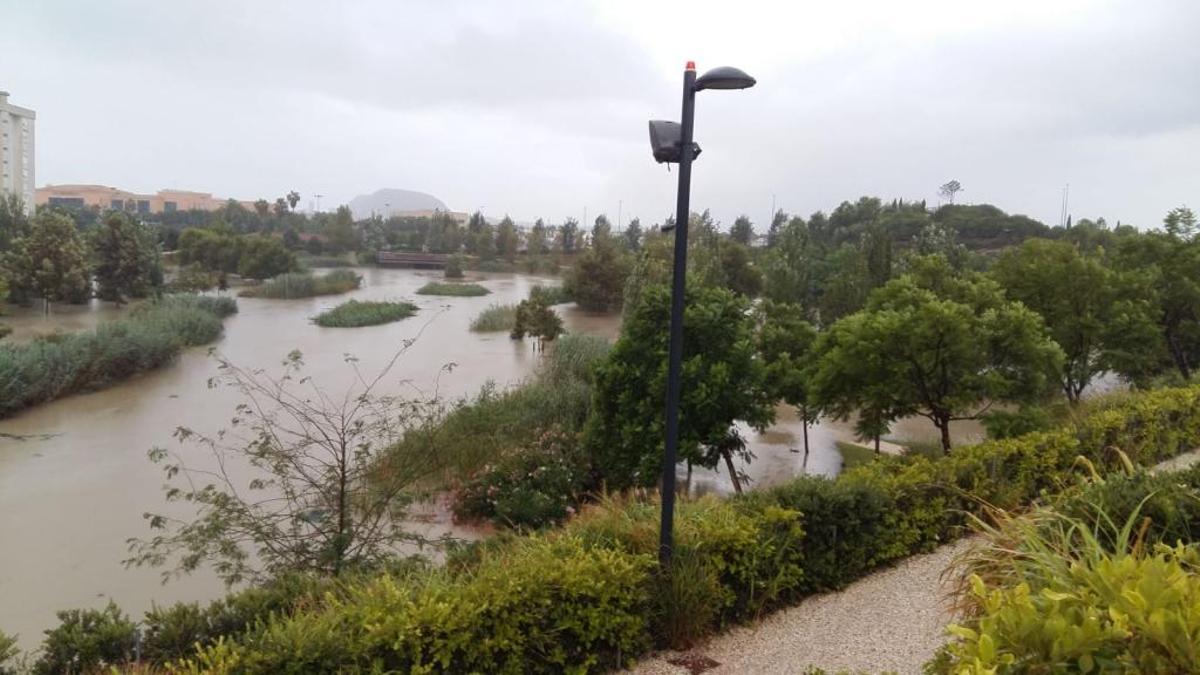 En directo | Cerrada al baño la playa del Postiguet para analizar la calidad de las aguas tras la tormenta