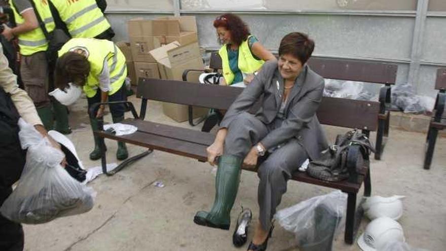 La consejera de Obras Públicas, Josefina Cruz, se pone las botas antes de bajar al túnel de la Línea 1.