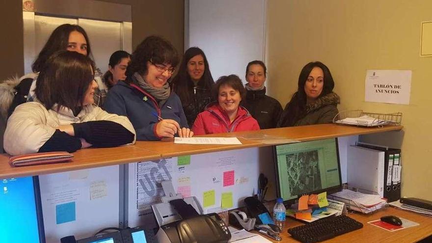 Integrantes de la plataforma, presentando el escrito en el Ayuntamiento de Cabrales ayer.