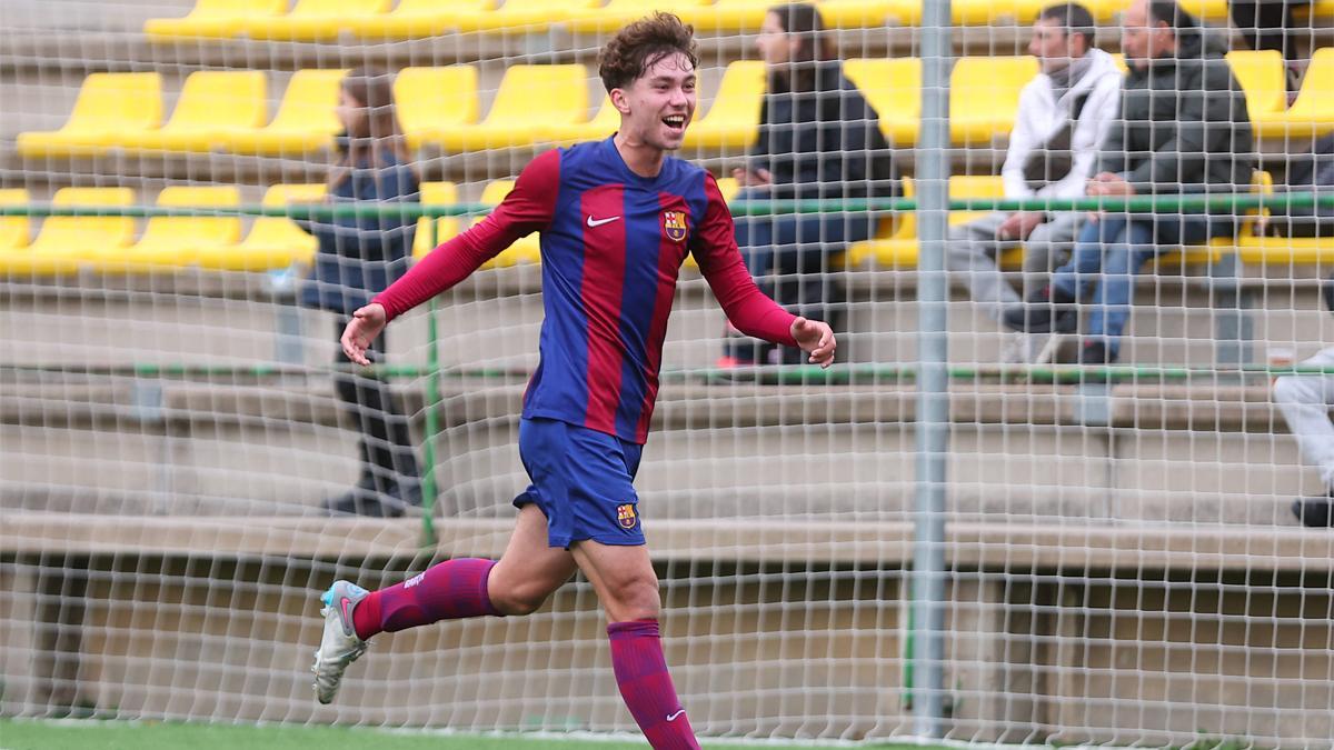Leo Saca celebra un gol con el FC Barcelona