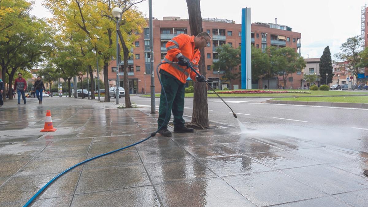 Las once personas que se incorporan mediante el programa Enfeina't realizarán tareas de limpieza viaria en los barrios de Sant Boi