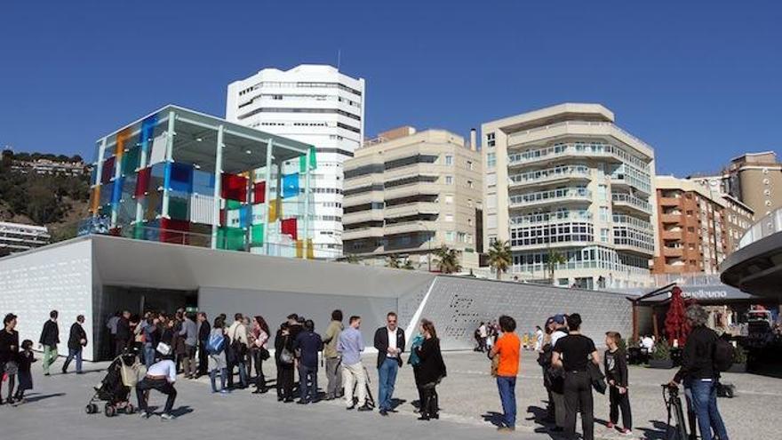 Fotografía de archivo de colas para visitar el Centre Pompidou Málaga.