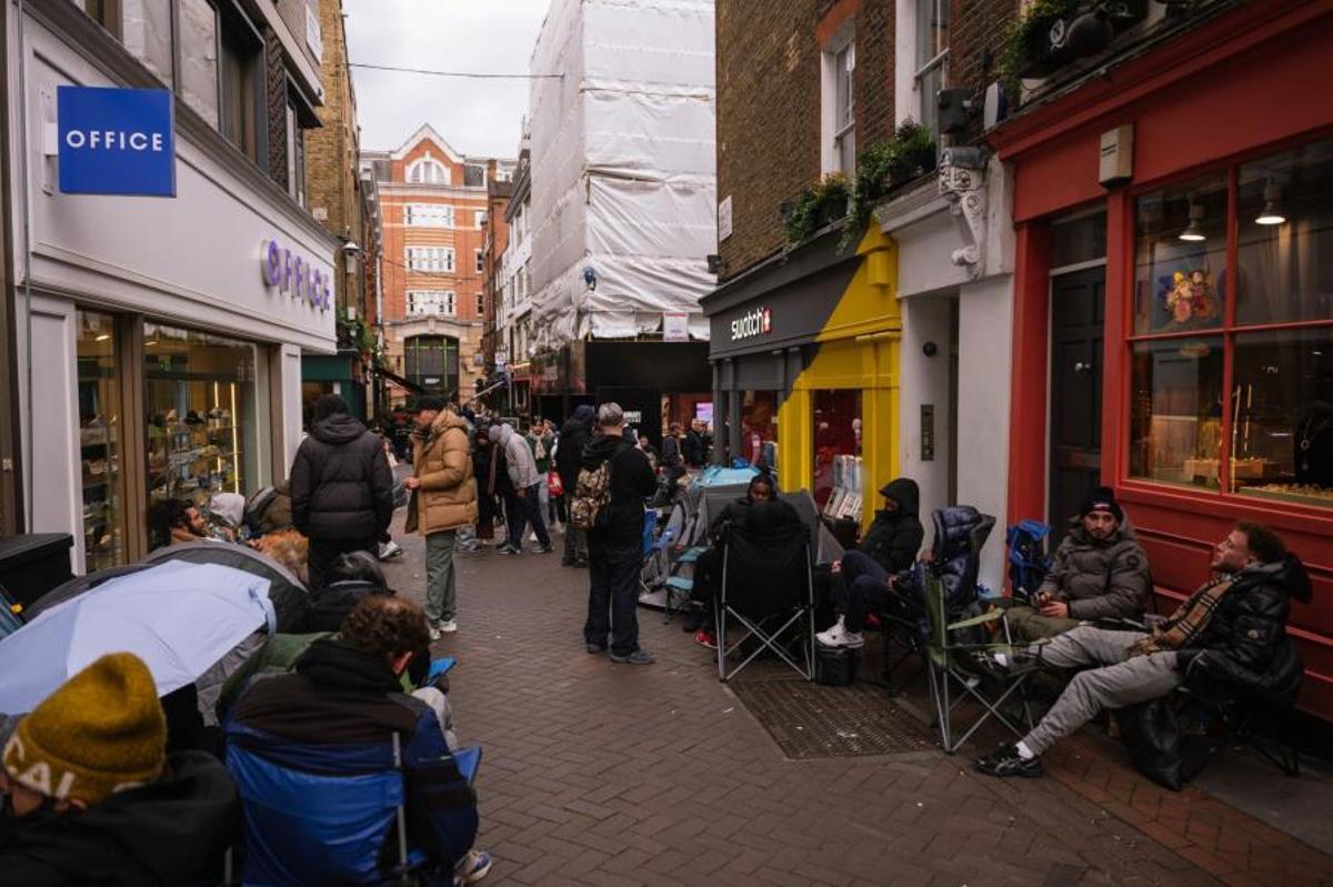 Personas hacen cola frente a una tienda del grupo Swatch AG antes del lanzamiento del reloj “Royal Pop”, en Londres (Reino Unido)