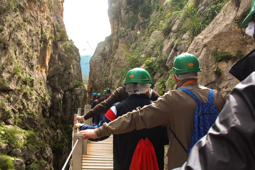 Varios ciegos y discapacitados visuales disfrutan de una visita al Desfiladero de los Gaitanes en la que han podido experimentar sensaciones dirigidas a sus cuatro sentidos.