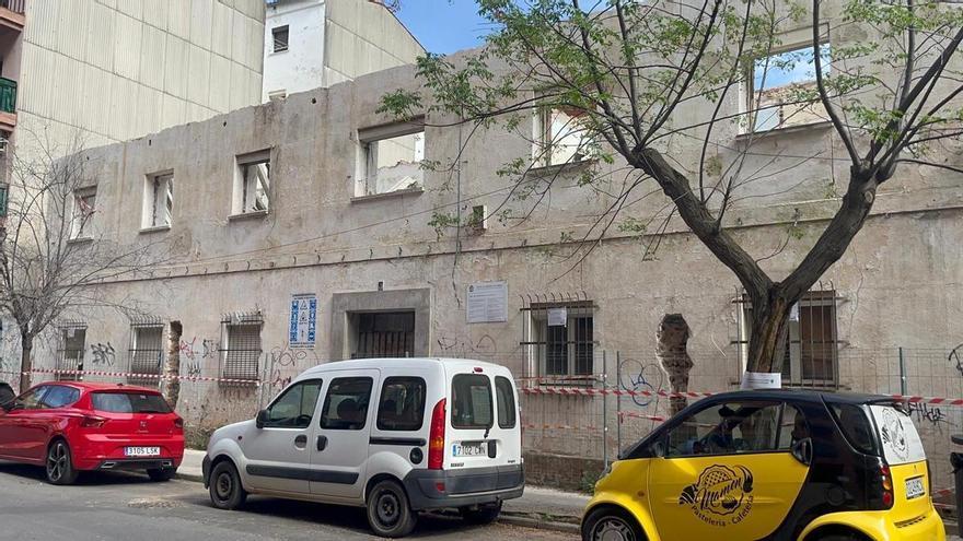 El edificio de la calle Maluquer de Cáceres empieza a demolerse este martes: no se podrá aparcar entre el 7 y el 16 de abril