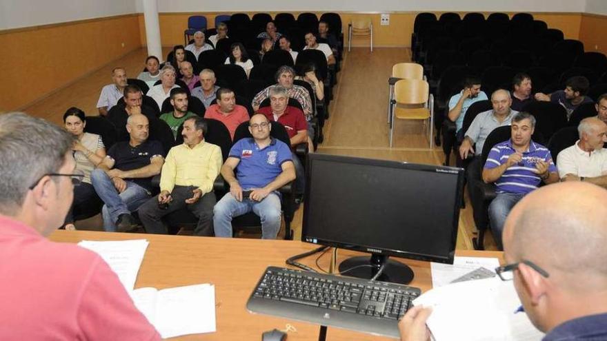 Asistentes, ayer, a la reunión con representantes de Unións Agrarias en Lalín. // Bernabé/Javier Lalín