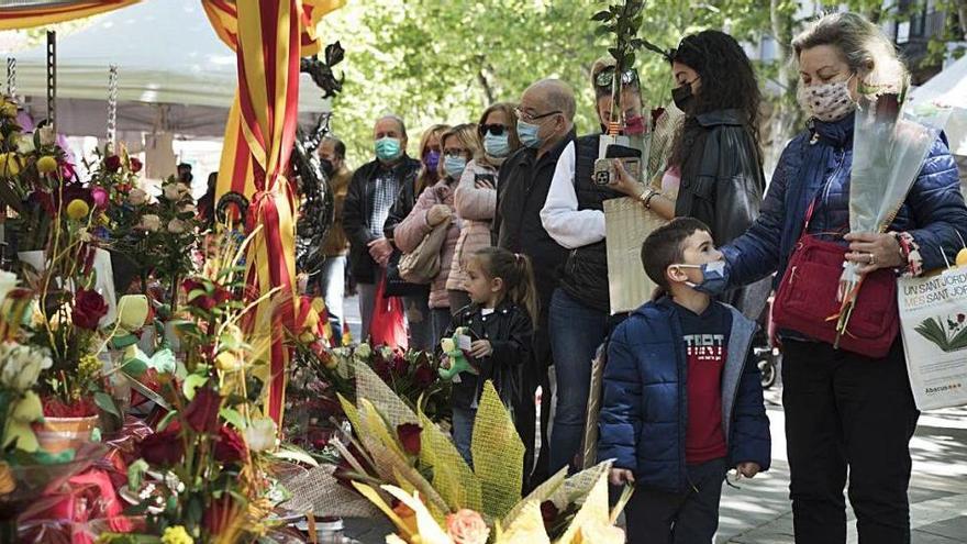 Esperant per comprar roses ahir al matí al Passeig de Manresa