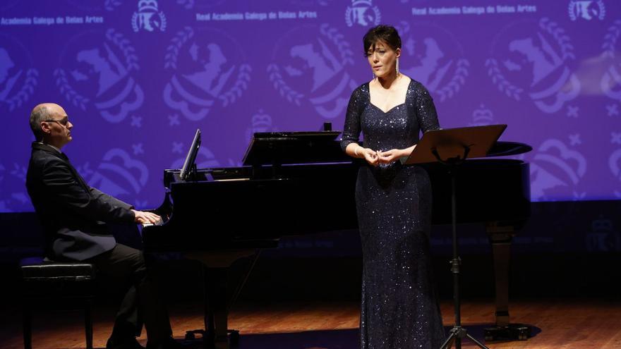 A mezzosoprano Nuria 
Lorenzo e o pianista Alejo 
Amoedo, durante o recital.  |  
// RICARDO GROBAS
