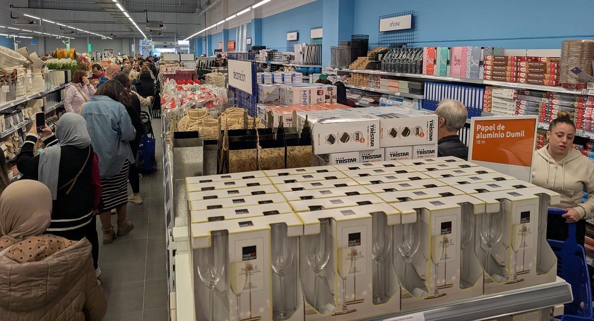 Clientes en el interior de la tienda Action, situada en el parque comercial Málaga Nostrum.