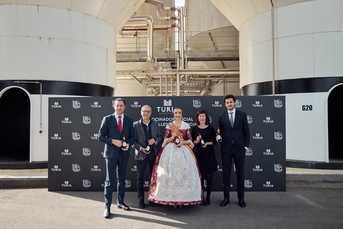 Carmen Prades, Fallera Mayor de València 2026, junto a Santiago Ballester, presidente de Junta Central Fallera, y el equipo de Cervezas Turia.