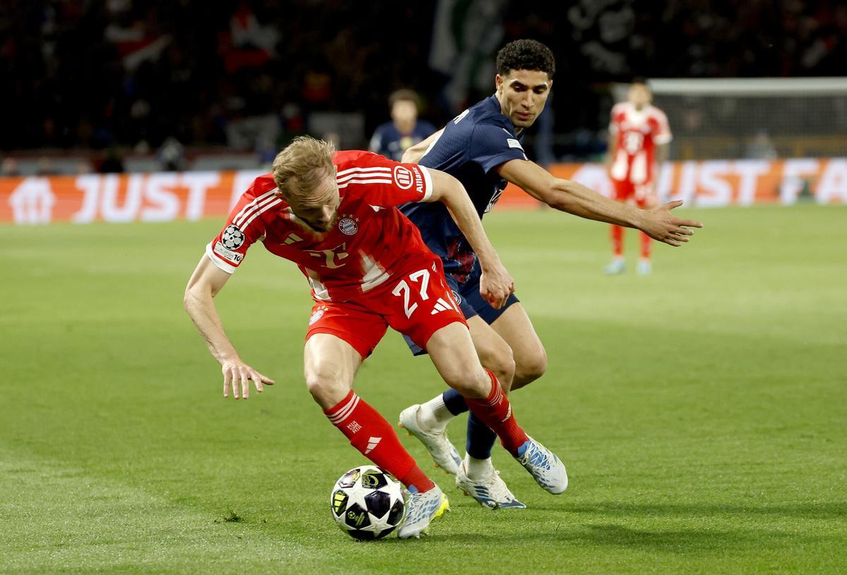 PARIS (France), 28/04/2026.- Konrad Laimer (L) of Bayern in action against Achraf Hakimi of PSG during the UEFA Champions League semi-final match between Paris Saint-Germain and Bayern Munich in Paris, France 28 April 2026. (Liga de Campeones, Francia) EFE/EPA/YOAN VALAT