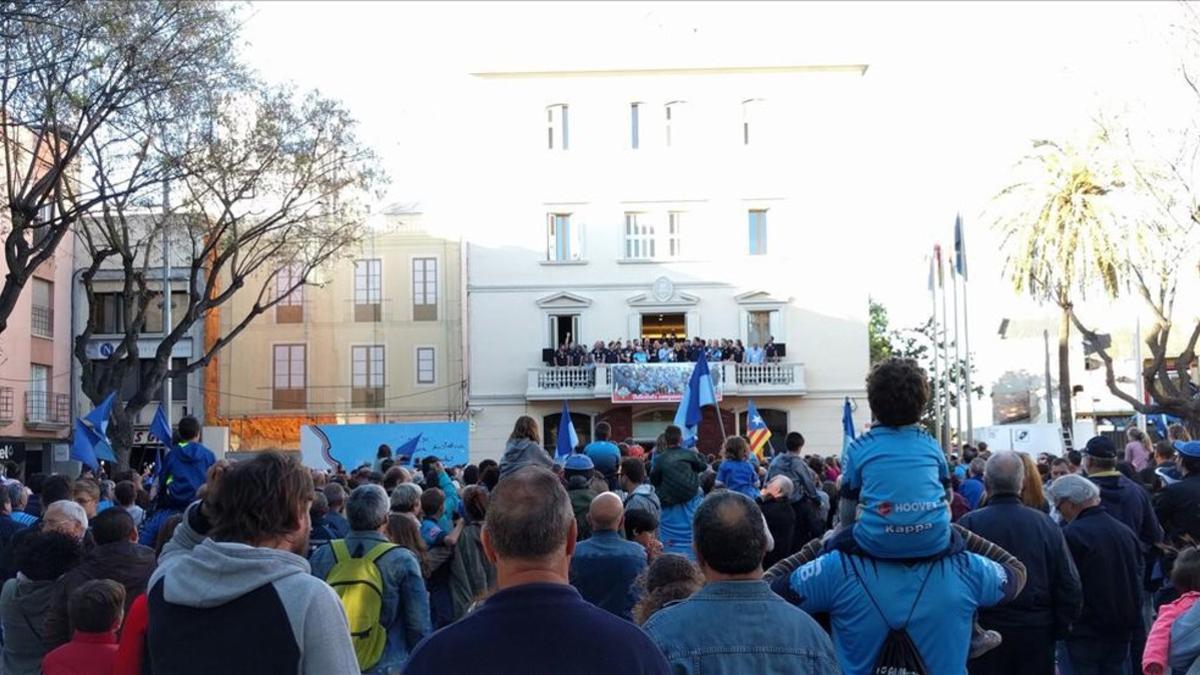 El equipo, en el balcón del Ayuntamiento de Sant Boi