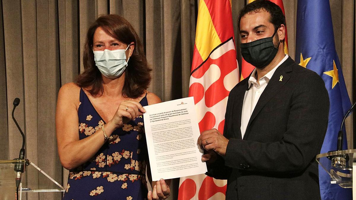 L’alcaldessa, Marta Madrenas, i el vicealcalde, Quim Ayats, aguantant l’acord de govern l’1 de setembre de 2020. | ACN