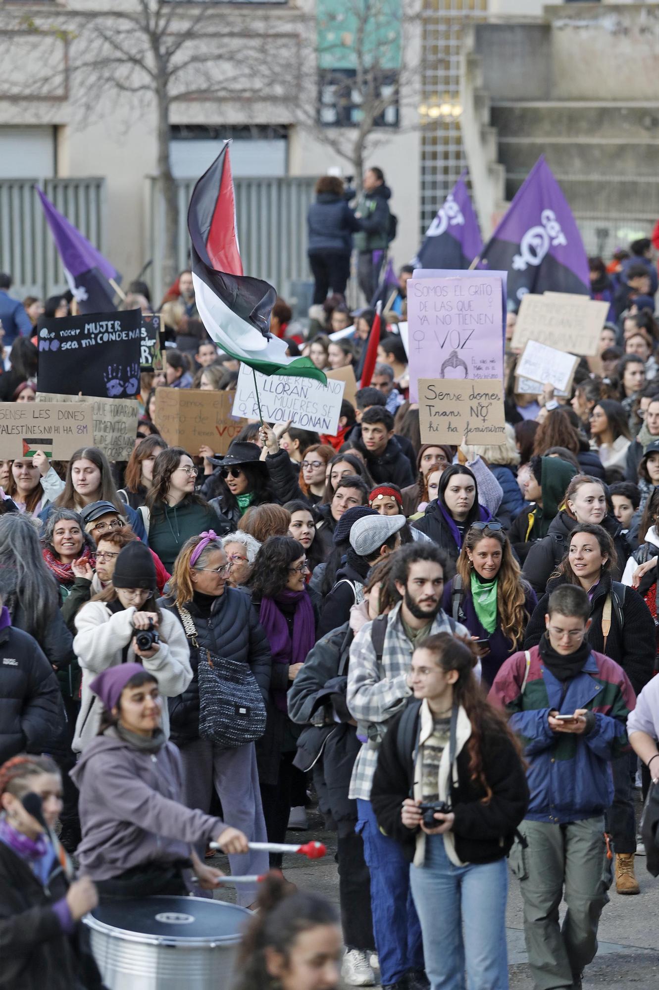 La manifestació feminista del 8-M a Girona en imatges