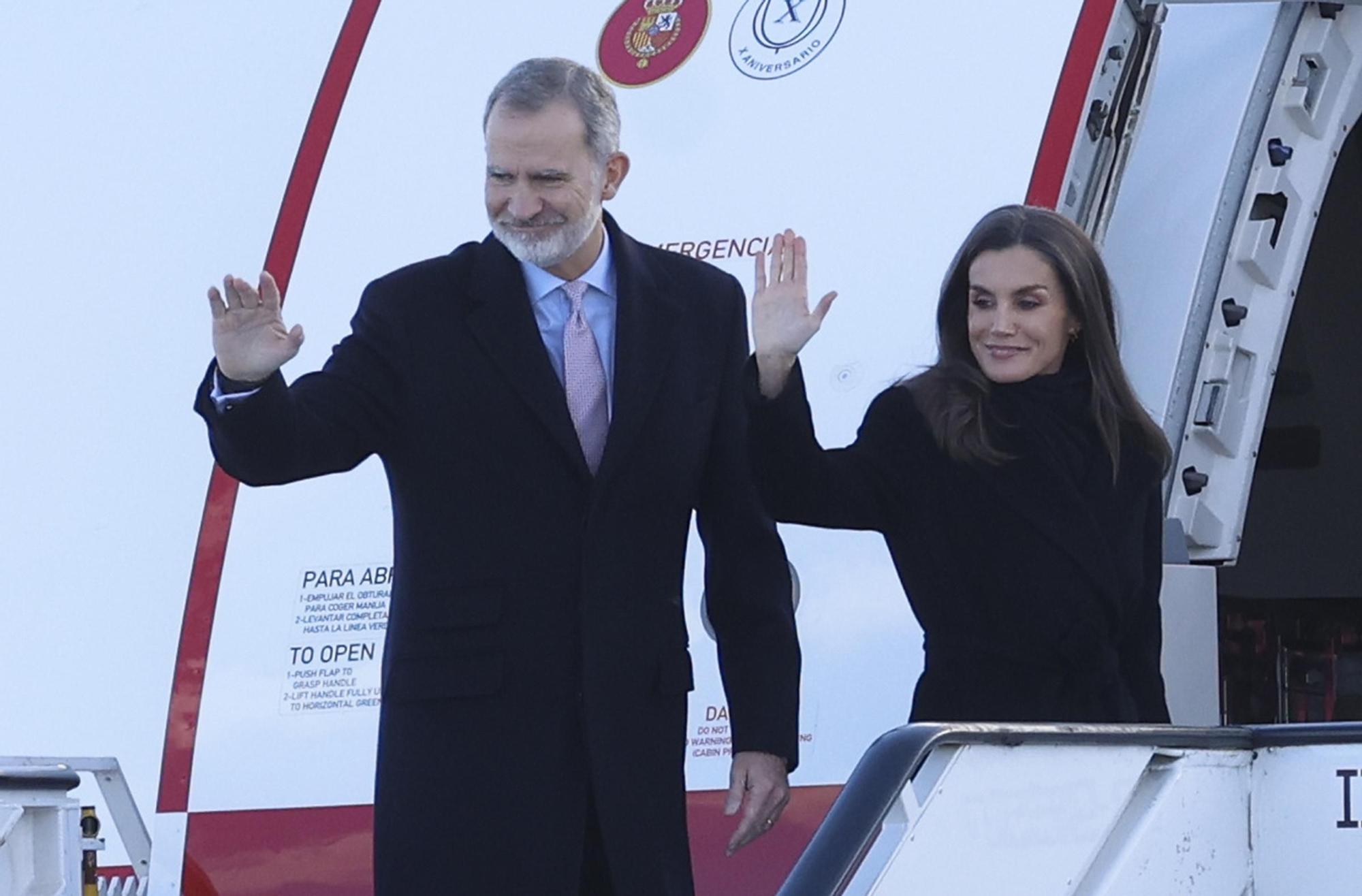 VIAJE ITALIA REYES | Los Reyes ponen rumbo a Italia: todos los detalles de su viaje de Estado (y del look sobrio de Letizia)