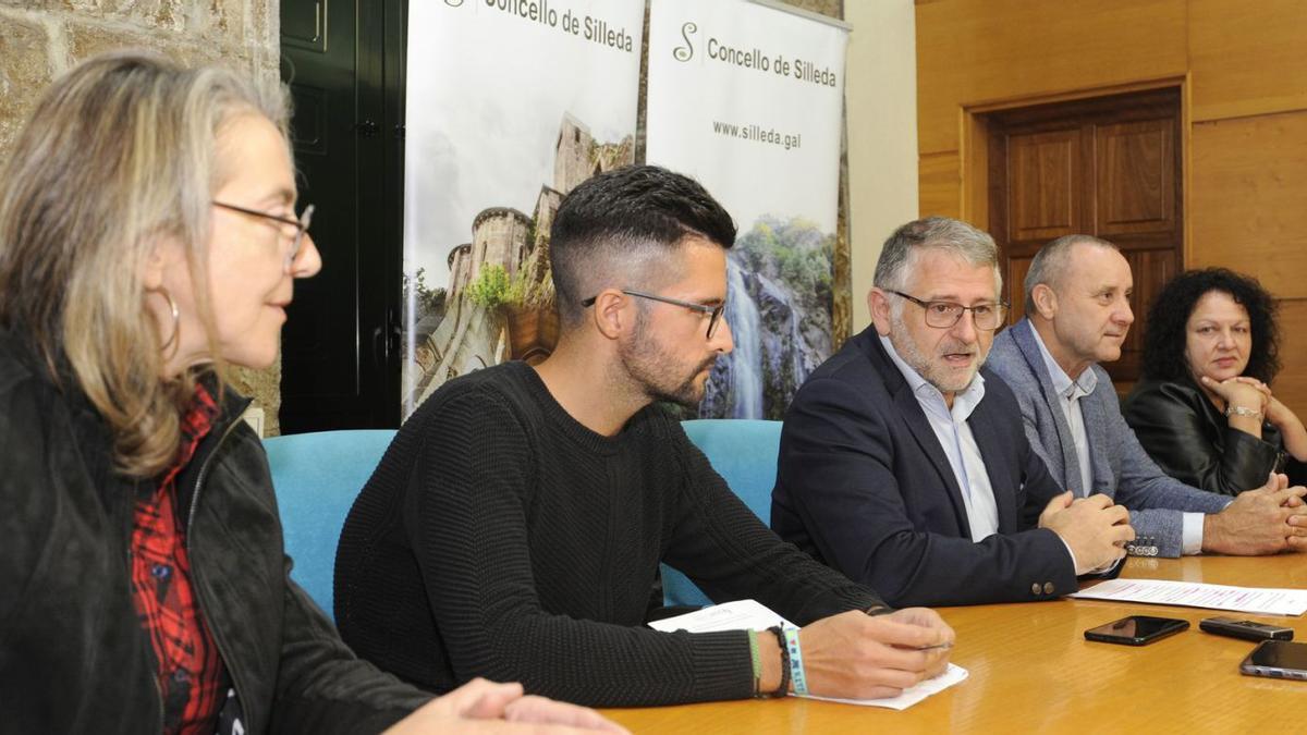 Manuel Cuiña presentó el nuevo ornamento navideño junto a concejalas y representantes de Cogami. |   // BERNABÉ/JAVIER LALÍN