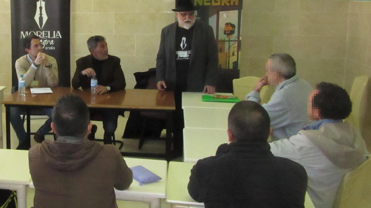 Cervantes, Del Árbol y Jorge García, de Morella Negra com la Trufa, durante el club de lectura donde se habló del libro 'Nadie en esta tierra'.