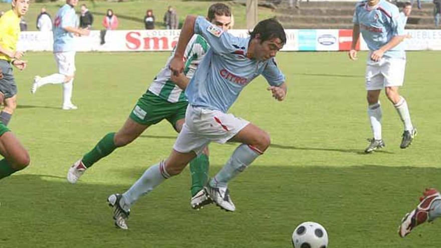 Iago Aspas conduce un balón en el partido de la primera vuelta