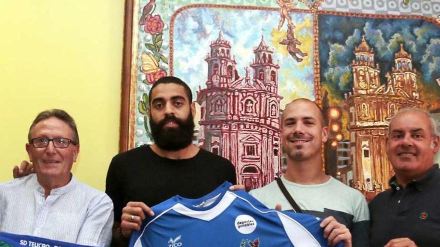Medina y Lloria posan con la camiseta del Teucro junto a directivos del club. // FdV