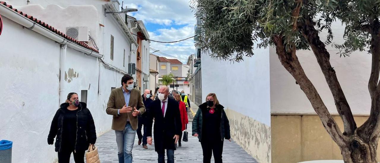 Borja Gironés y Toni Gaspar, en el centro de la imagen, en la visita a una de las obras. | RAQUEL ABULAILA