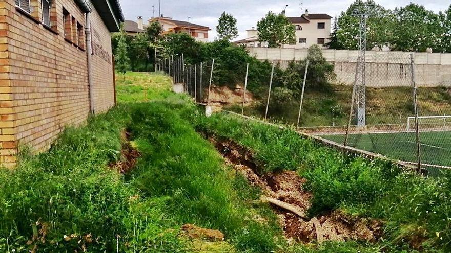 La separació de terres que va quedar entre el gimnàs de l&#039;institut i la part alta del mur