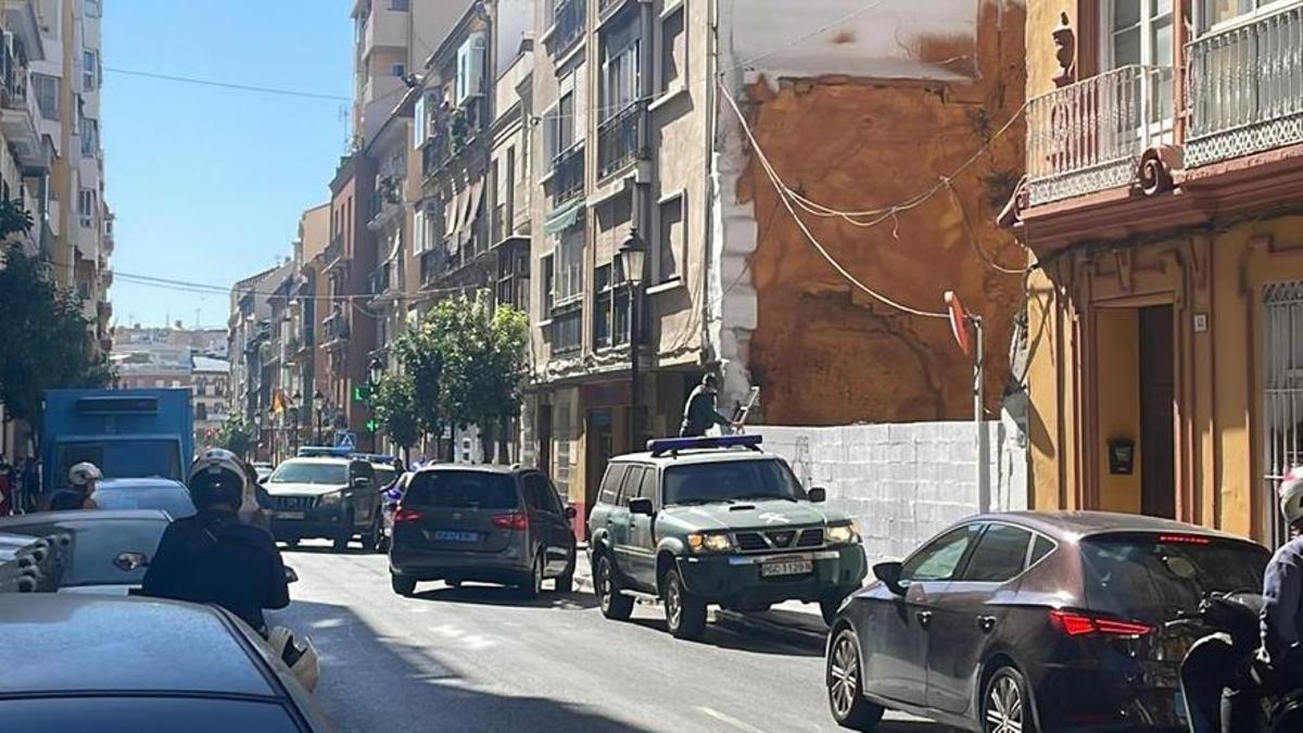 Convoy de la Guardia Civil en la calle Victoria durante una operación contra el terrorismo.