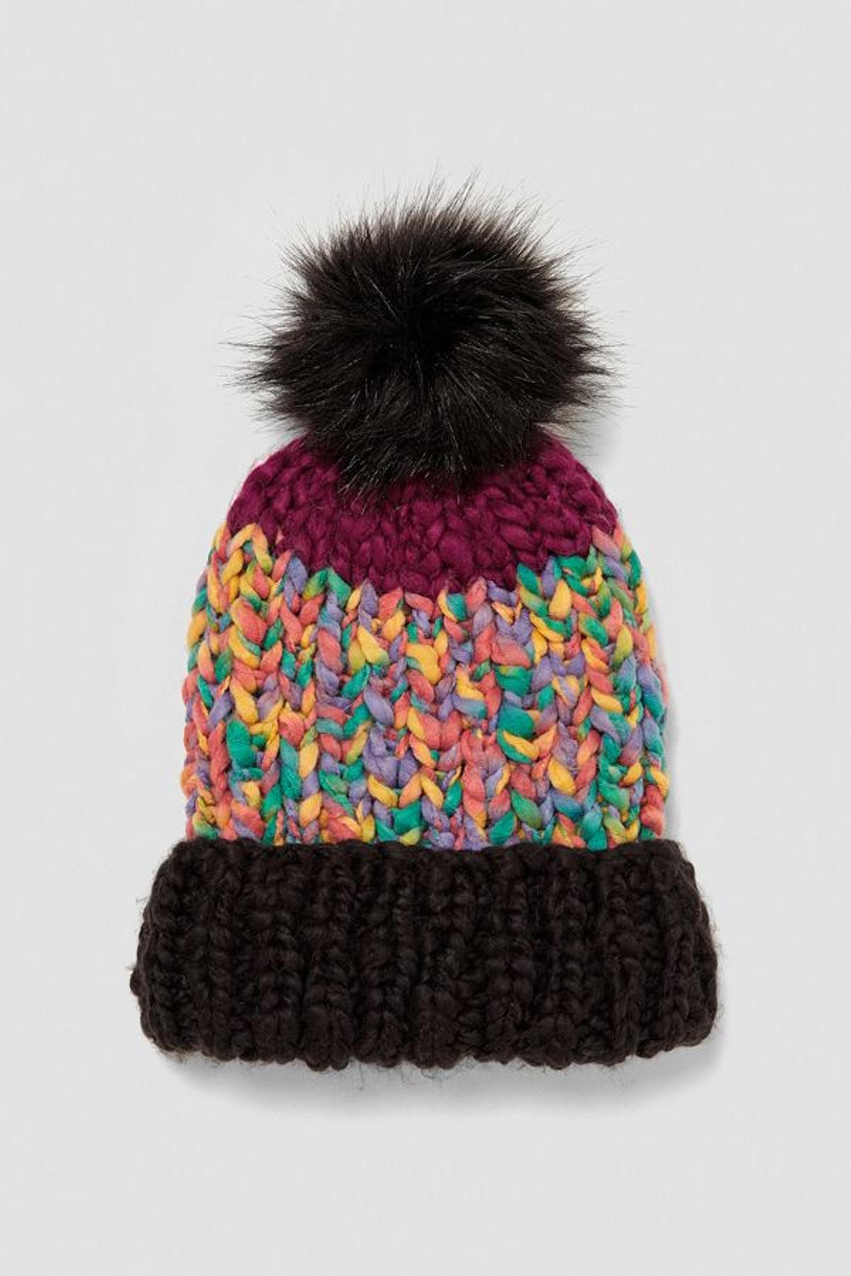 Un invierno a todo color en Zara: gorro con pompón XL de pelo