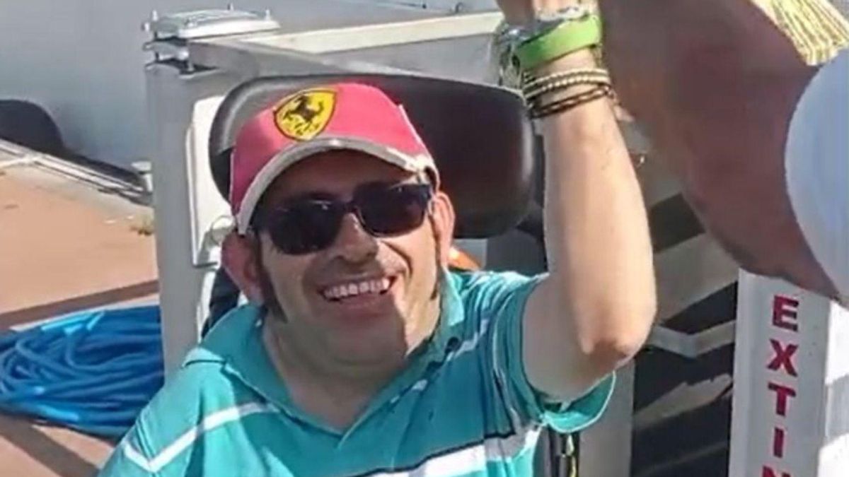 Nacho Fernández en su silla de ruedas en la estación de Cangas.