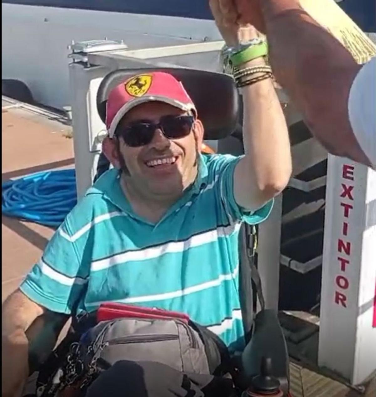 Nacho Fernández en su silla de ruedas en la estación de Cangas.