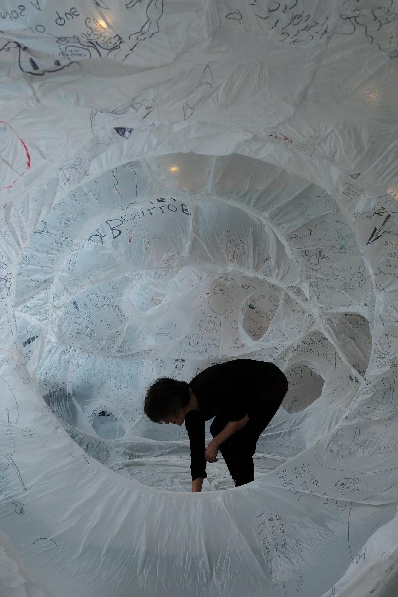 La artista alicantina Olga Diego expone una escultura inflable en Dublín