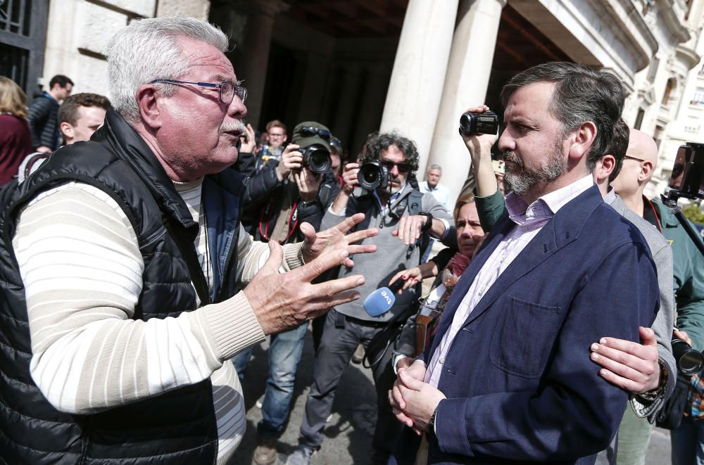 Un hombre increpa al presidente de Hazte Oír, hoy, en València.