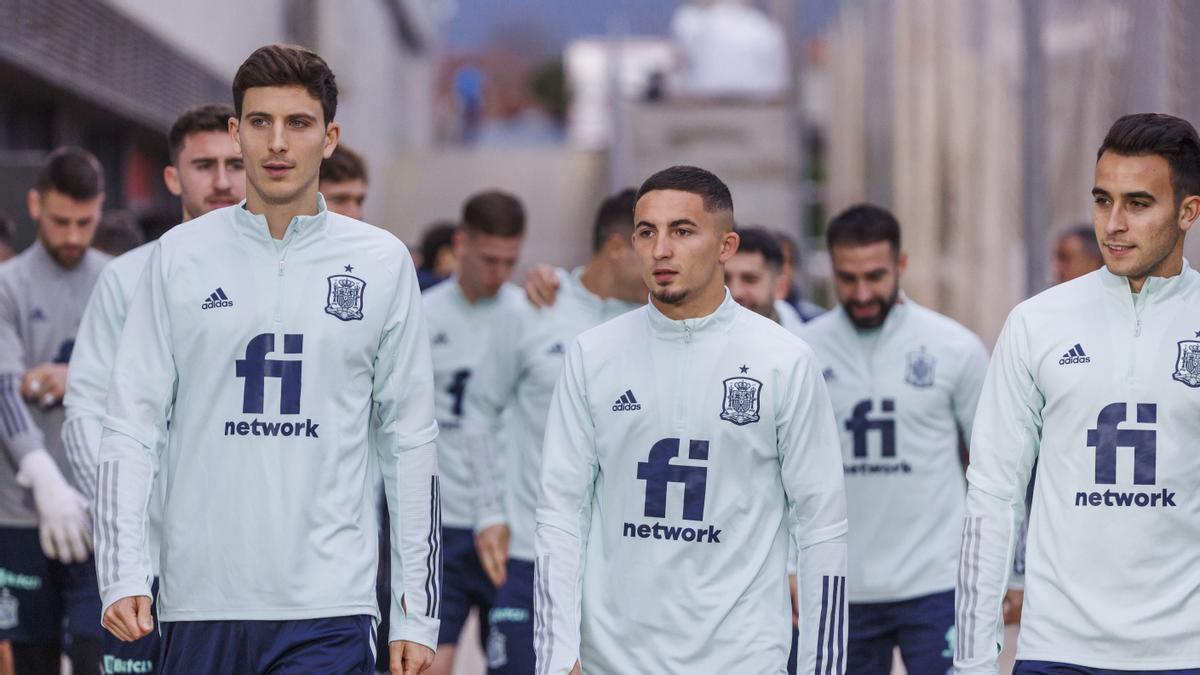 Pau Torres, Yeremy Pino y Eric García durante una convocatoria.