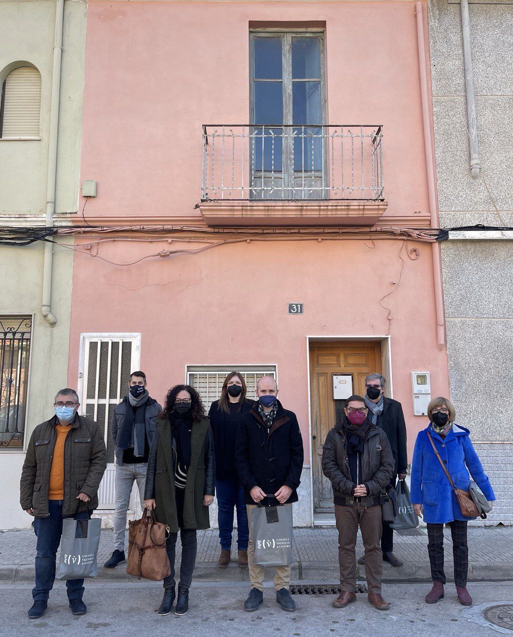 Representantes municipales, familiares de Chirbes y representantes del CVC, hoy, ante la casa natalicia del autor.