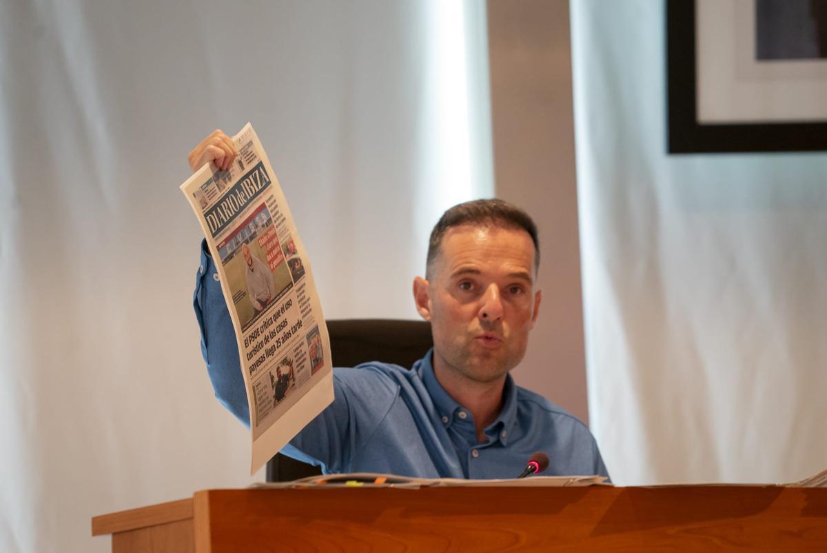 El vicepresidente primero, Mariano Juan, muestra una portada de Diario de Ibiza en el pleno del viernes durante el debate de la modificación del PTI.