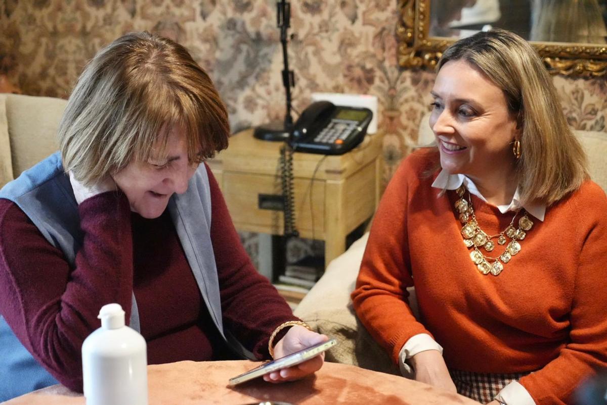 La consejera de Política Social, Familias e Igualdad, Conchita Ruiz, junto a Fuensanta, usuaria del nuevo dispositivo de teleasistencia predictiva 'Smart Habit'.